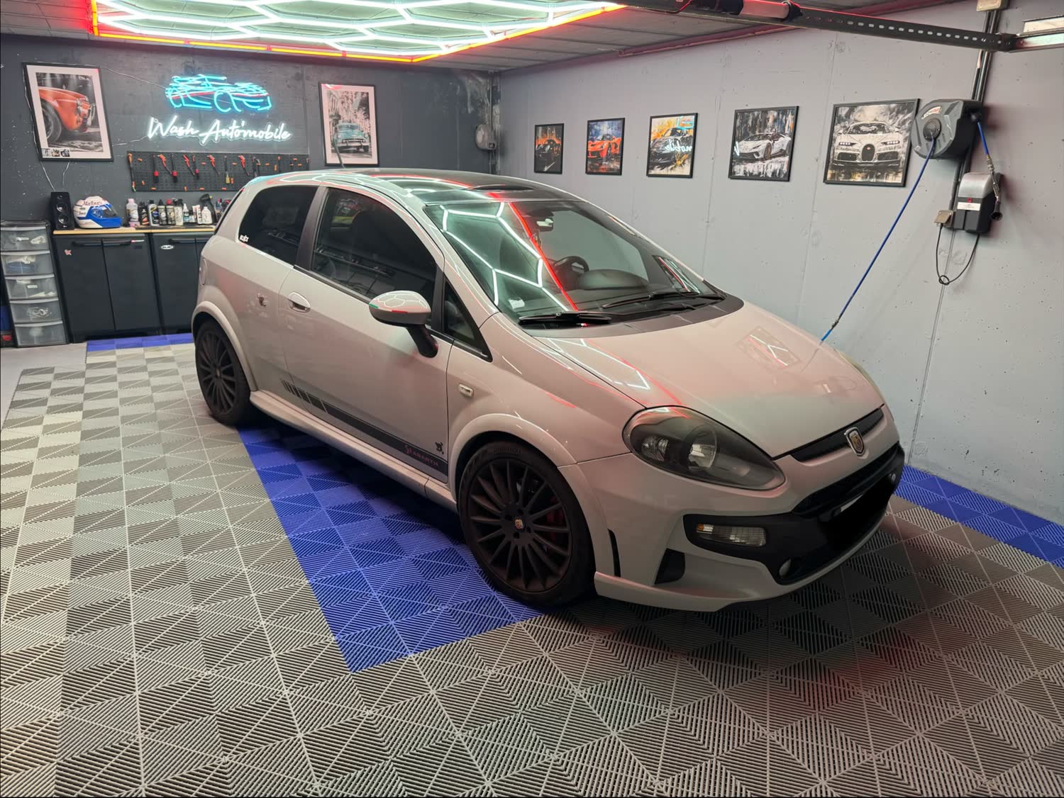 Cupra Formentor grise à la carrosserie brillante après lavage