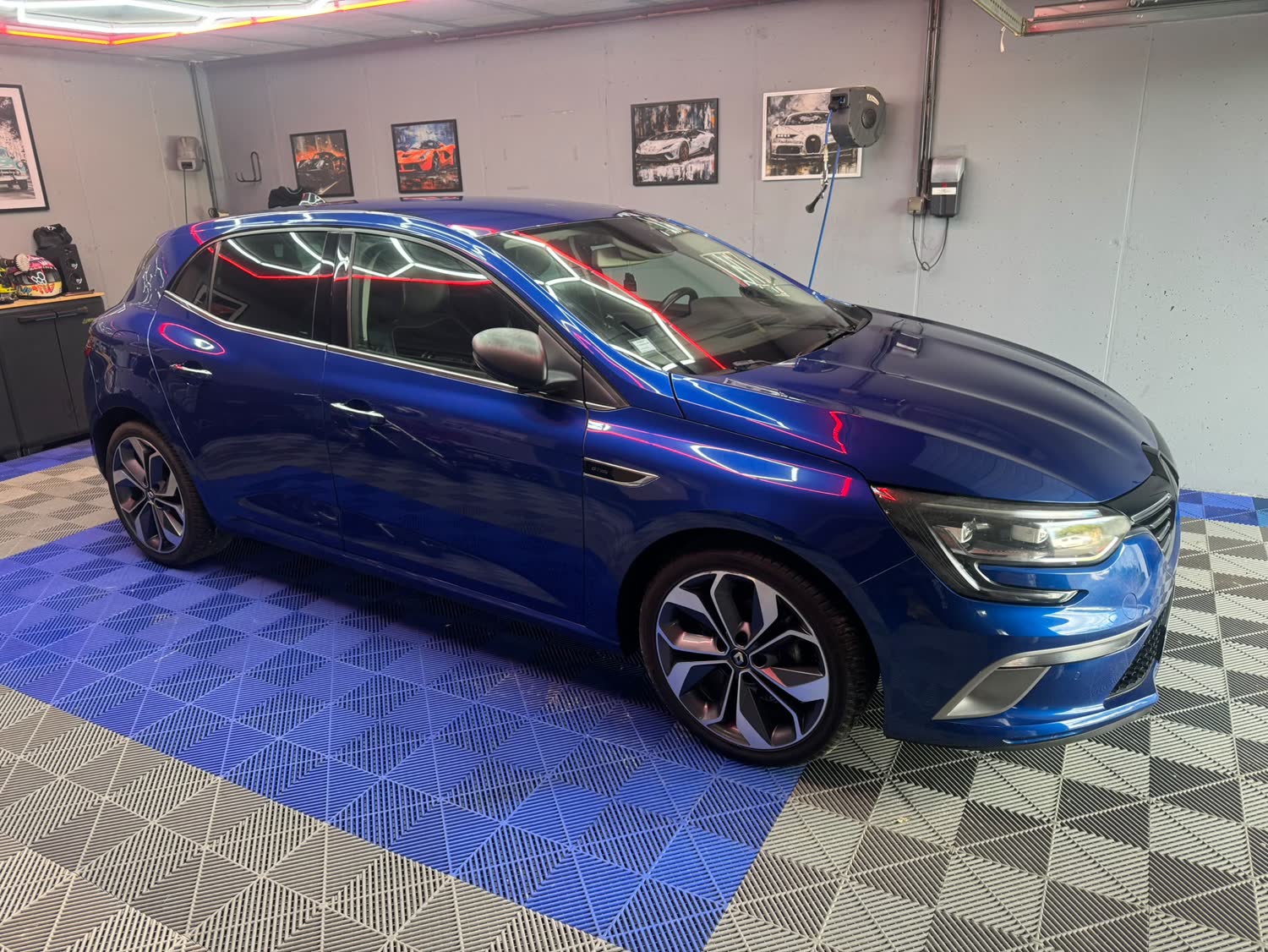 Renault Mégane GT bleue lavée et lustrée dans l'atelier Wash Auto'Mobile à Chavanay