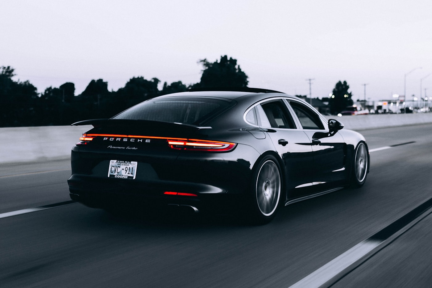 Berline noire à la carrosserie brillante après lavage